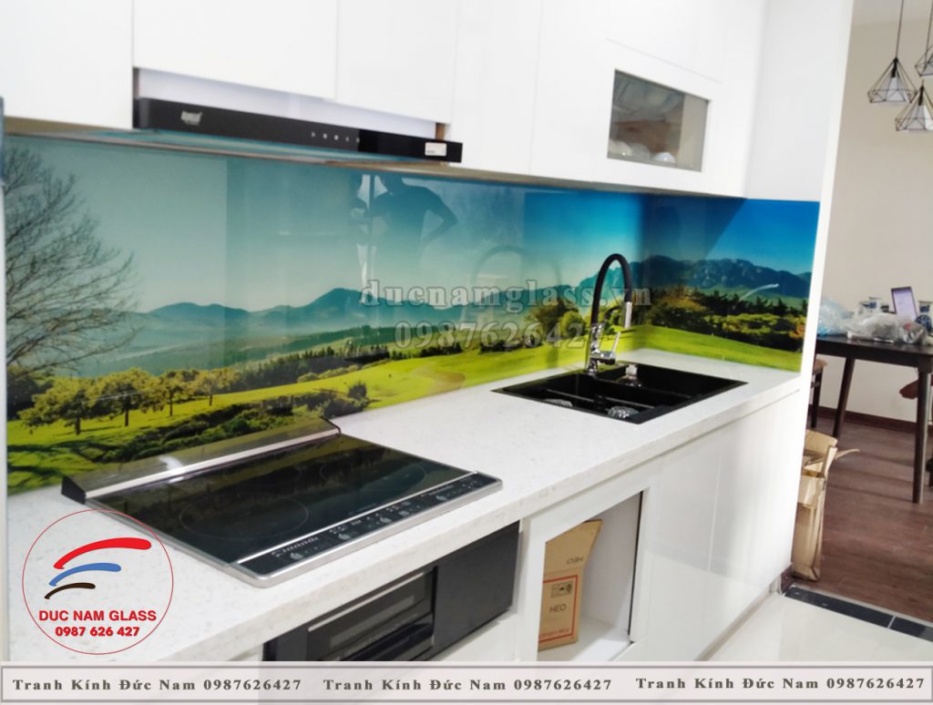 Kính bếp 3D hoa văn Sân Golf - Tranh Kính Đức Nam 